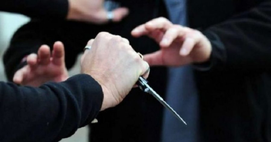 Goditi me thikë të riun, arrestohet 19-vjeçari në Pogradec