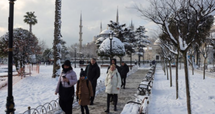 Reshjet e borës mbyllin aeroportin e Stambollit 