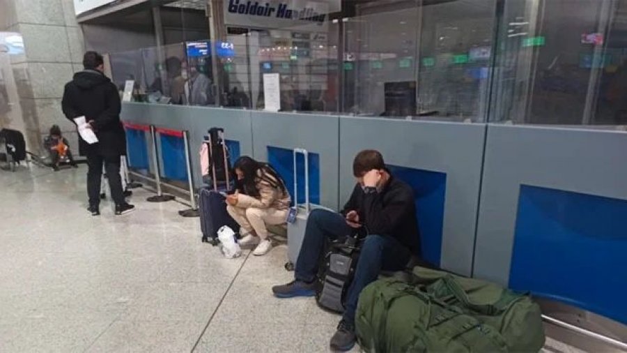 Moti i keq në Greqi, qindra pasagjerë të bllokuar në aeroportin e Athinës