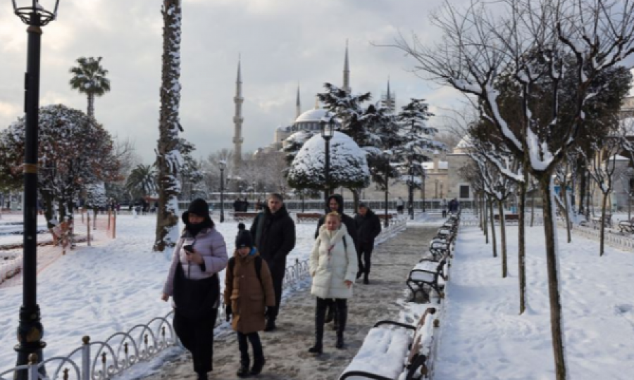 Aeroporti i Stambollit mbetet i mbyllur për shkak të borës së madhe