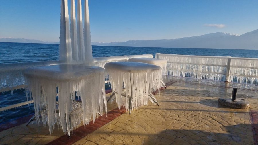 Temperaturat e ulëta 'kthejnë' akullin në 'vepër arti' në qytetin e Pogradecit