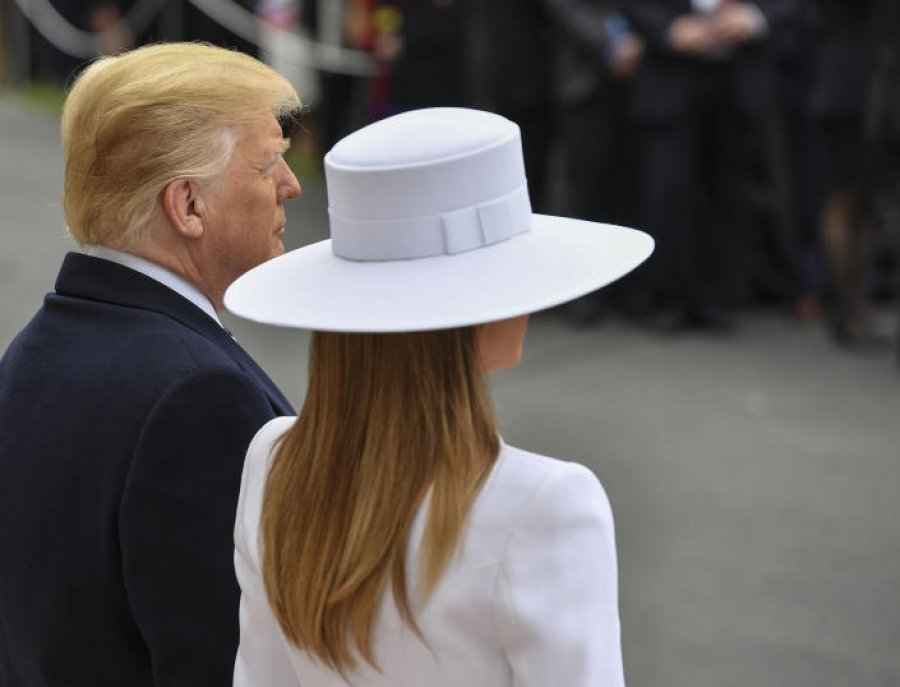 Melania Trump nxjerr kapelen e saj në ankand dhe bëhet viktima e fundit e përplasjes së kriptomonedhës
