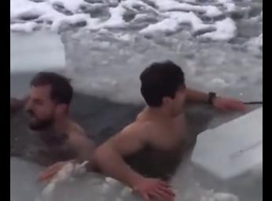 VIDEO/ ‘A jeni mirë, a jeni mirë?’ Dy të rinj nga Kosova, lahen në liqenin e ngrirë