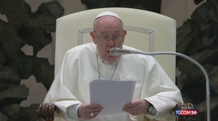 Papa: Prindërit nuk duhet t’i dënojnë fëmijët e tyre homoseksual