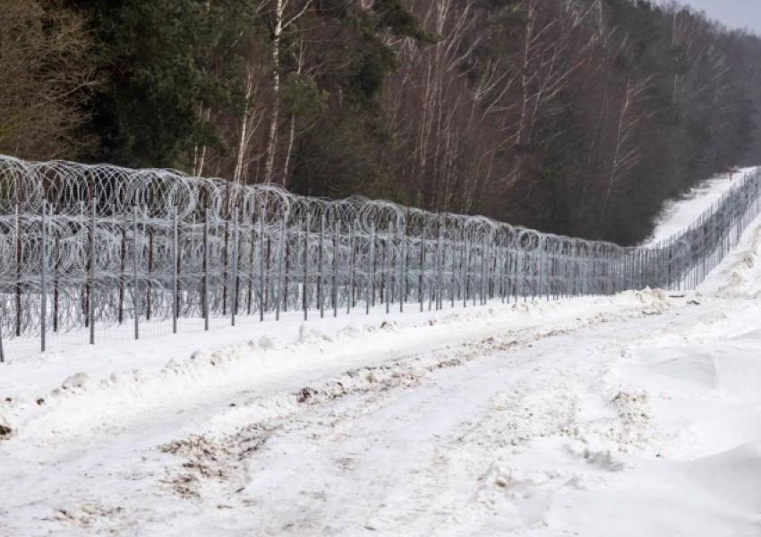Dyndja e emigrantëve nga Bjellorusia, Polonia nis ndërtimin e gardhit me tela me gjemba në kufi