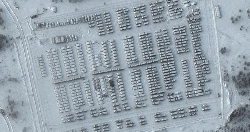 Imazhet satelitore tregojnë grumbullimin e forcave ruse pranë Ukrainës