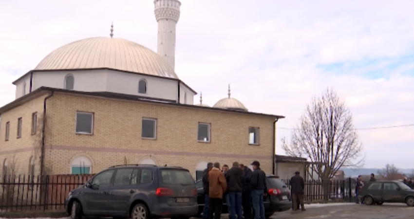 Banorët e një fshati në Podujevë nuk e lejojnë imamin e ri të hyjë në xhami, ja pse