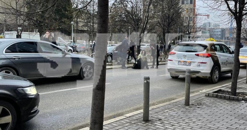 Goditet nga vetura një grua në qendër të Prishtinës