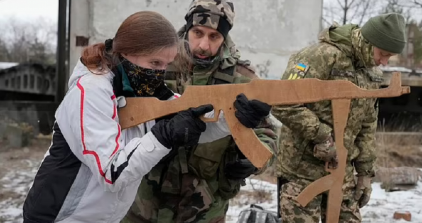 Civilët ukrainas ushtrojnë me kallashë 100 për qind dru
