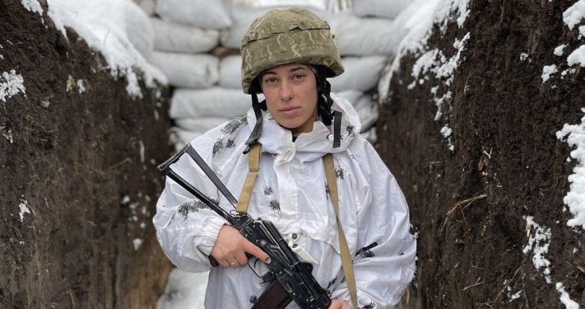 Pamje nga llogoret e Ukrainës: Ushtaret presin me kallashnikov në duar forcat ruse