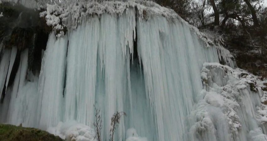 Një ujëvarë termale në Rumani është ngrirë për herë të parë në vitet e fundit