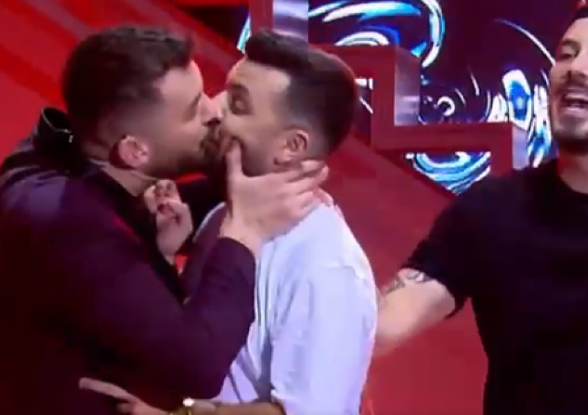 Po bën xhiron e rrjetit/ Romeo Veshaj dhe Olsi Bylyku shkëmbejnë puthjen ‘pasionante’