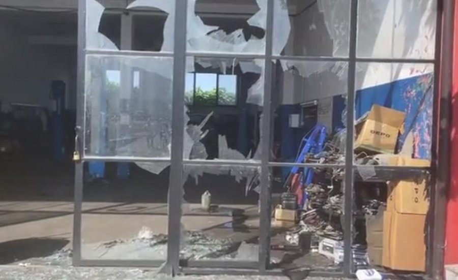 VIDEO/ Shpërthim tritoli në një servis në Ishull Shëngjin