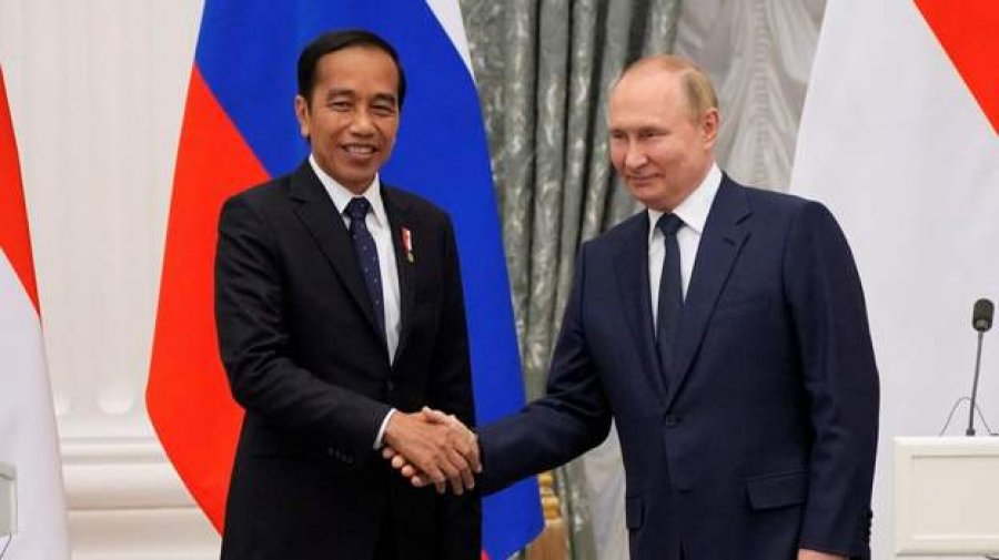 Presidenti i Indonezisë i dorëzon Putinit, një mesazh nga Zelensky