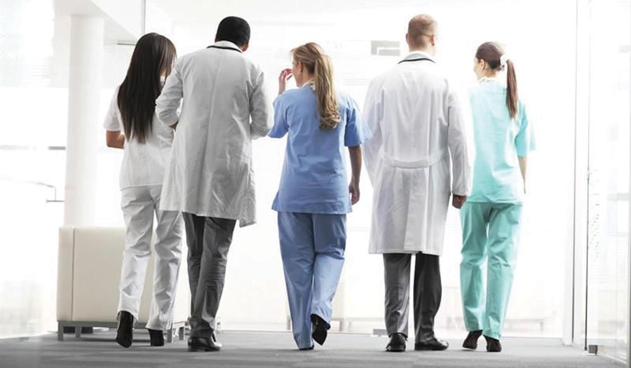 Mungesë infermierësh e mjekësh, Shoqata e Infermierëve: Po telefonohen mjekët e dalë në pension