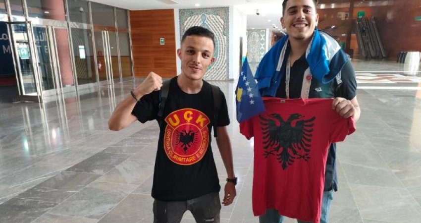 Algjeriani me fanellën e UÇK-së udhëtoi 400 kilometra për ta mbështetur Kosovën dhe Shqipërinë
