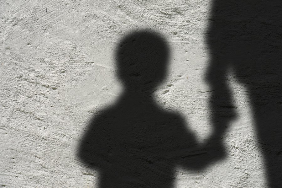 Fëmija 6 vjeç i merret çiftit shqiptar në Zvicër, nga institucionet e kujdesit