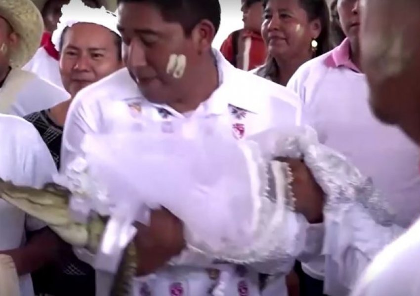 Kryebashkiaku meksikan martohet me një aligator në një ritual të vjetër shekullor