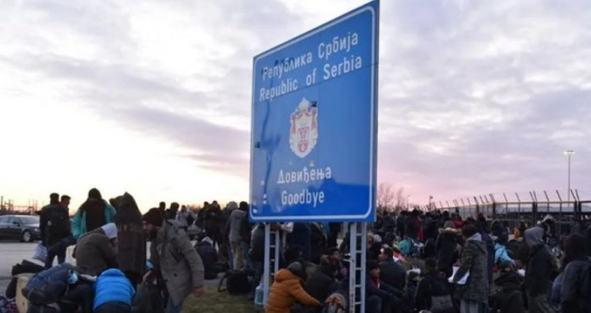 Plas sherri mes emigrantëve në kufirin serbo-hungarez, një i vdekur dhe gjashtë të plagosur!