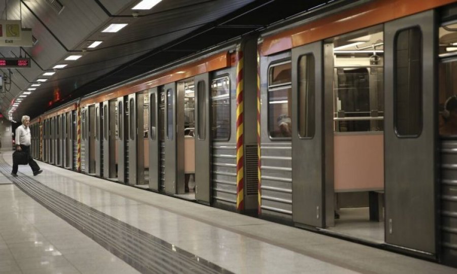 Alarm për bombë në stacionin e metrosë në Athinë, Policia nis evakuimin e zonës