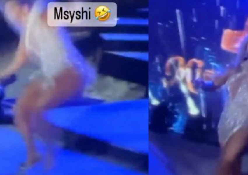 VIDEO/ Këngëtarja e njohur rrëzohet në mes të skenës