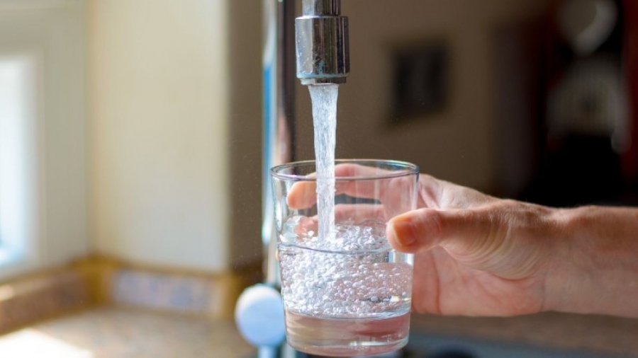 Qeveria detyron lokalet që t’u shërbejnë klientëve ujë nga rubineti