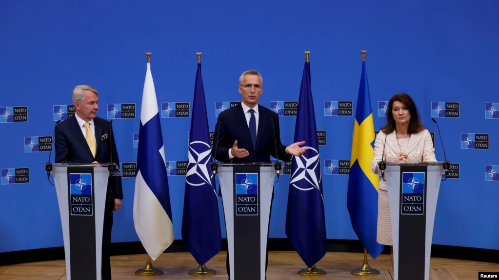 Izolohet Rusia/ Vendet e NATO-s nënshkruajnë protokollet e anëtarësimit për Suedinë dhe Finlandën