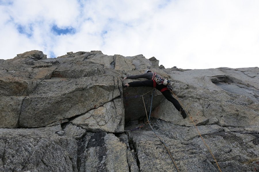 Dy alpinistë humbin jetën pasi rrëzohen nga mali