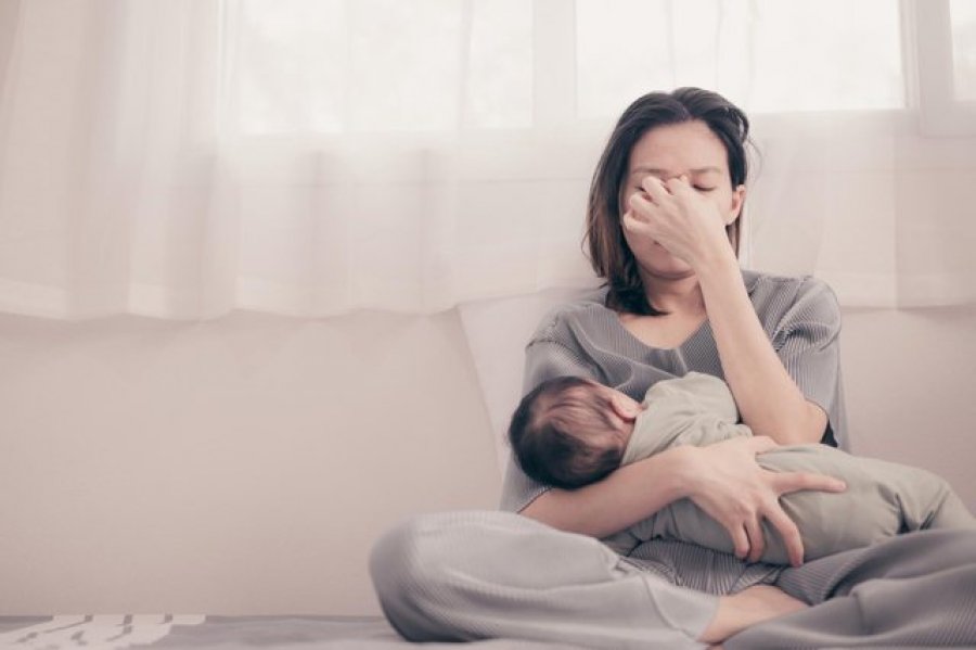 Çfarë duhet të bëjnë nënat e reja për të ‘shpëtuar’ nga depresioni pas lindjes