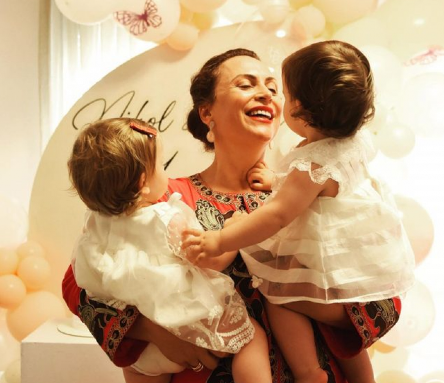 'Ne u bëmë 1-vjeç!' Eni Vasili publikon foton e ëmbël me vajzat në ditëlindjen e tyre