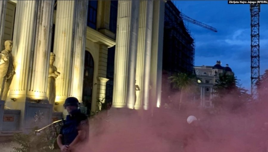 Protestuesit në Shkup thyen xhamat e ministrisë dhe sulmuan policinë/ 47 efektivë të lënduar, dy në gjendje të rëndë