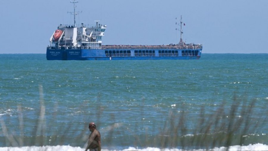 Turqia liron anijen ruse, ukrainasit të habitur me vendimin: Kishte grurë të vjedhur nga Ukraina