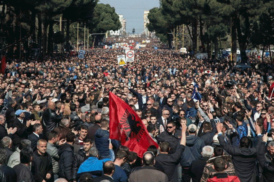 Shqipëria në Rrezik/ Qarku i Korçës niset drejt Tiranës për të protestuar para Kryeministrisë  