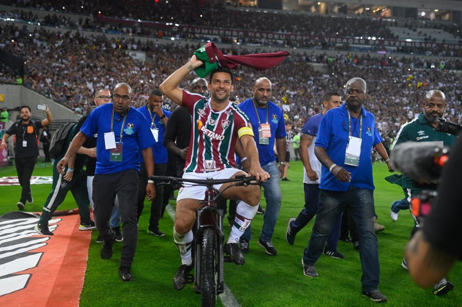 Fred i jep lamtumirë futbollit mes emociones: Xhiro me biçikletë dhe nderime pafund në Maracana