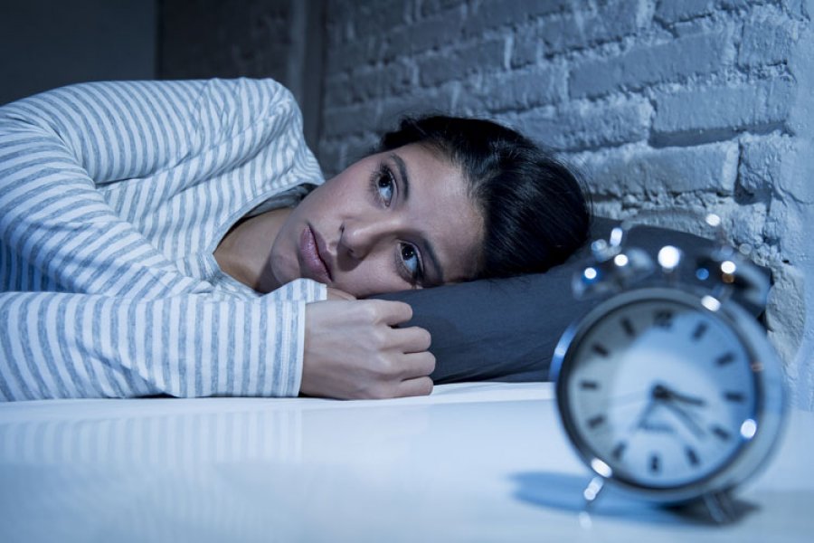 A e penalizon gjumin stresi apo e favorizon?