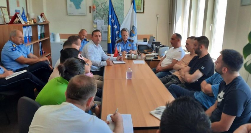 Policia në Kaçanik takohet me gastronomët, diskutojnë për zhurmën e lartë në disa lokale