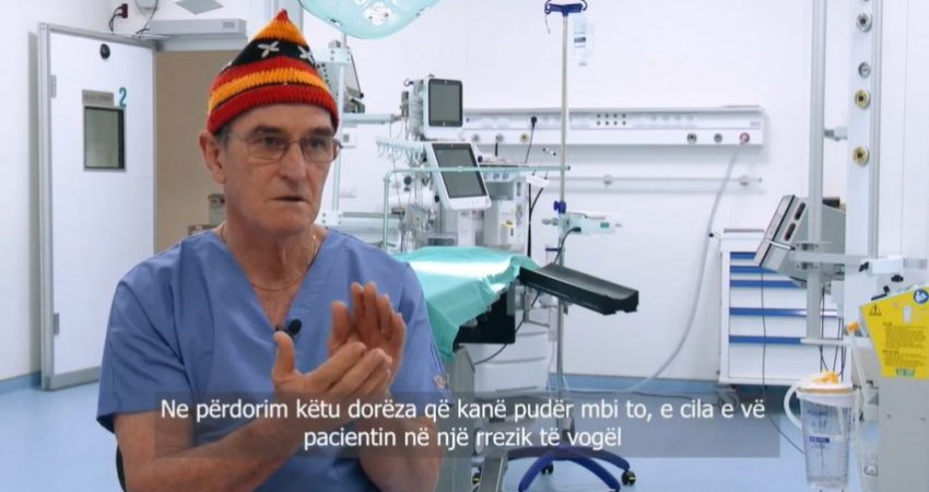 Doktori australian, që operoi 300 fëmijë në Kosovë, ankohet për mungesë të mjeteve elementare