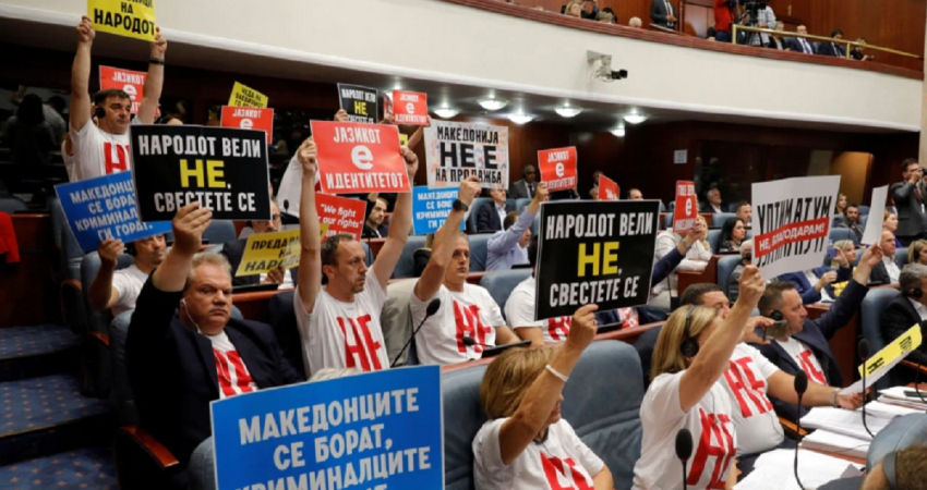 Kuvendi i Maqedonisë së Veriut vazhdon debatin për propozimin francez