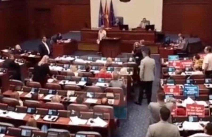 VIDEO/ Propozimi francez, incident në Kuvendin e RMV-së, përplasen dy deputetë