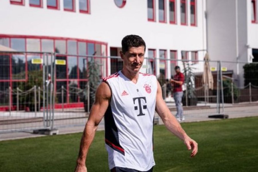 FOTO-VIDEO/ Lewandowski përshëndetet me Bayern, polaku duartrokitet nga të gjithë në stërvitjen e fundit 