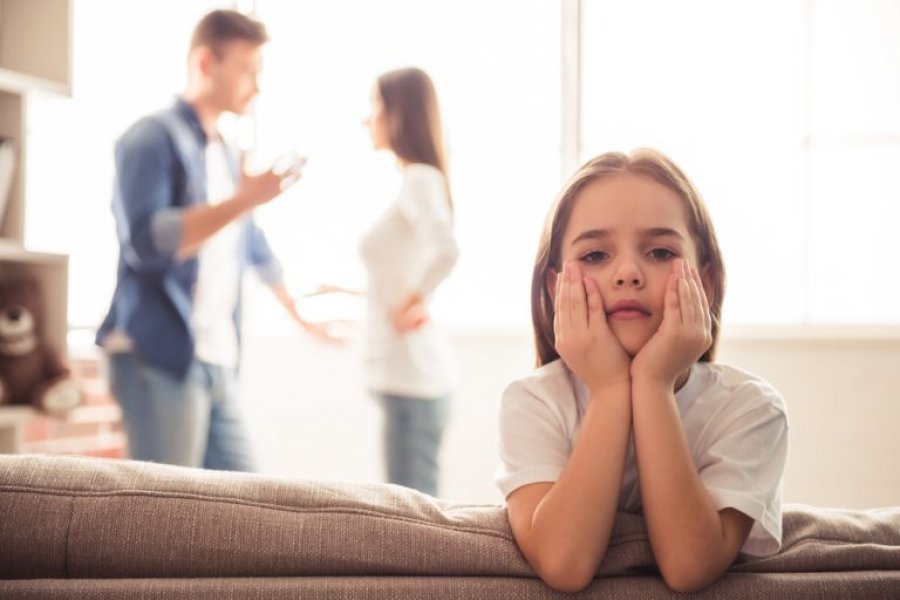 Në cilën moshë fëmijët e kanë më të vështirë kur prindërit e tyre divorcohen?