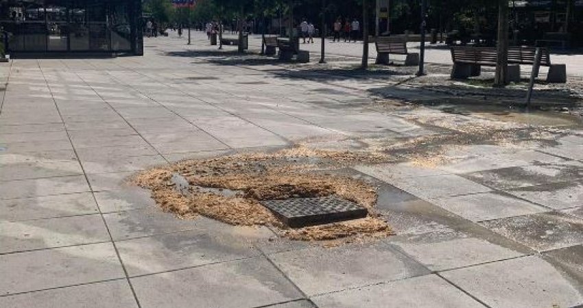 Shpërthen kanalizimi, gjendje tmerruese në sheshin Skënderbeu në Prishtinë