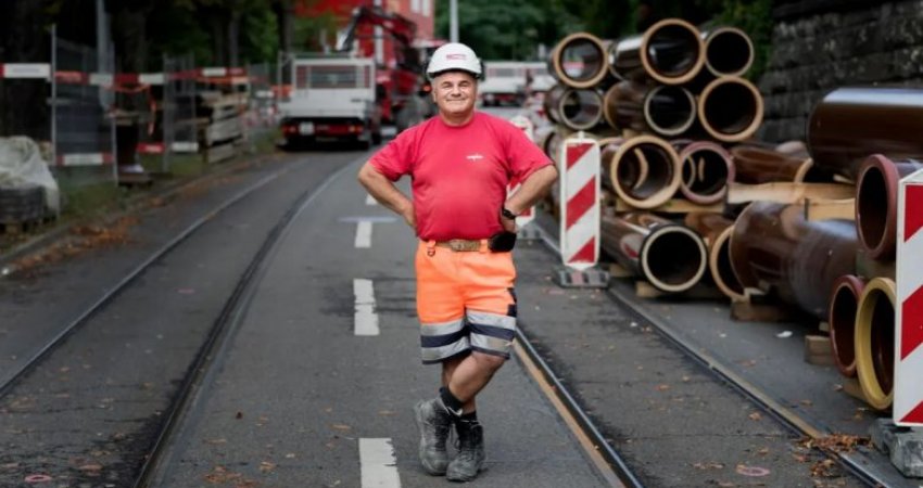 Rrëfimi i kosovarit që punon prej vitesh duke shtruar asfalt në rrugët e Zvicrës