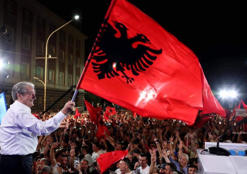 ‘Lavdi Flamurit të kombit’/ Berisha ka një përshëndetje për shqiptarët
