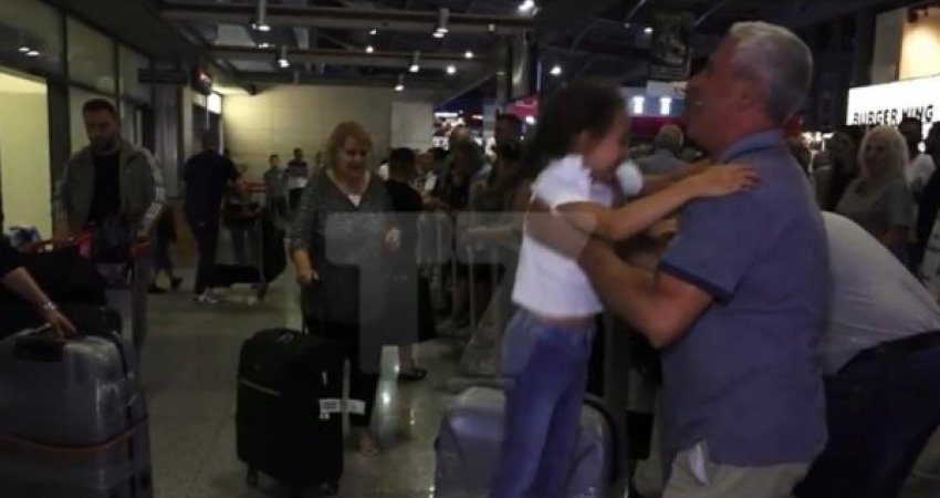 Lot e shumë përqafime në aeroport, gjyshërit takohen me nipat e mbesat e tyre pas disa vitesh