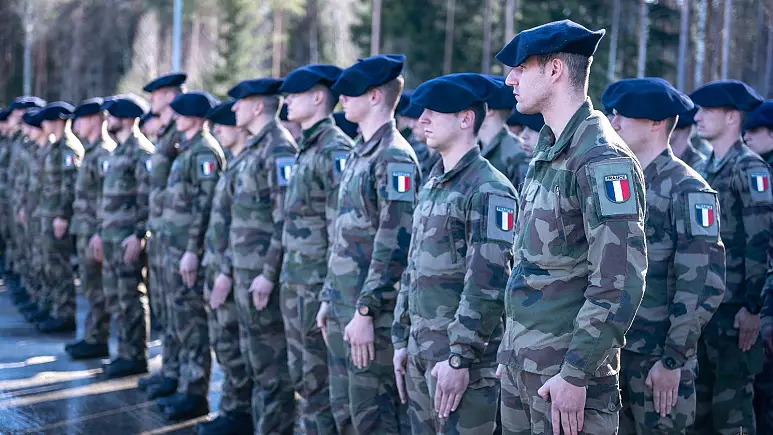 Cilat shtete evropiane po e rimendojnë futjen e shërbimit ushtarak pas luftës në Ukrainë?
