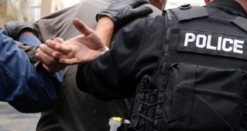 Arrestohet personi që veshi xhaketën me hartën e Kosovës dhe Serbisë, shkak mbishkrimi