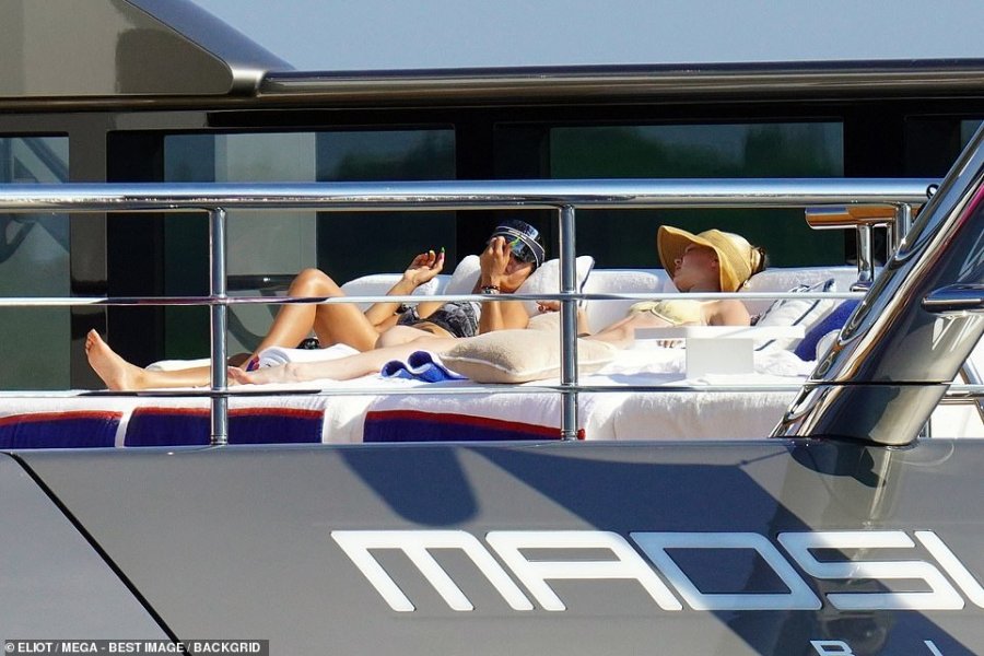 Gigi Hadid në një jaht me familjen Beckham