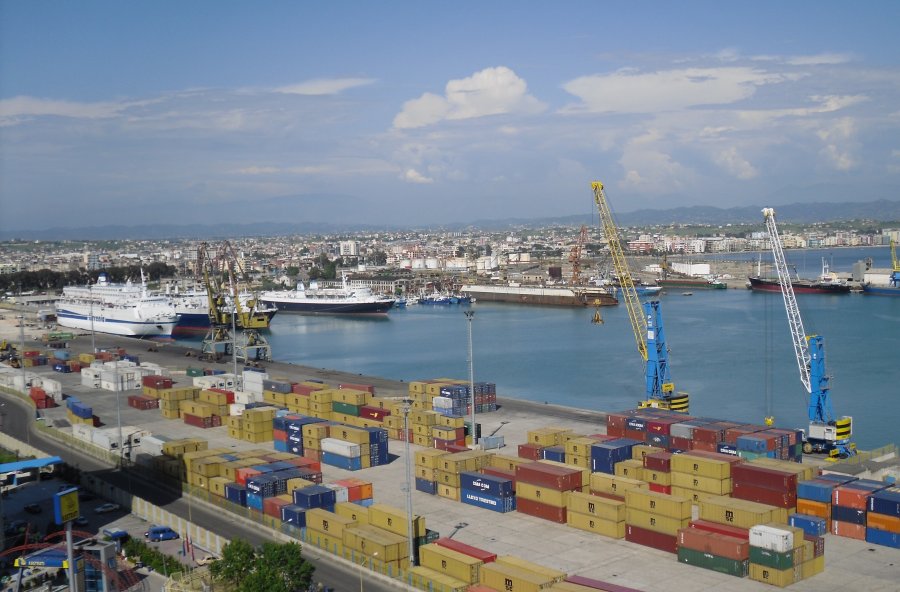 Mbytet një anije në Portin e Durrësit