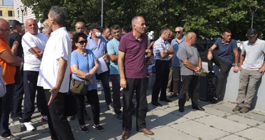 Protestë para qeverisë, punëtorët e “Kosova Thëngjillit” kërkojnë rikthimin në punë